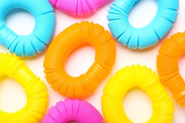 Beyaz arka planda farklı renkli pop tüpleri