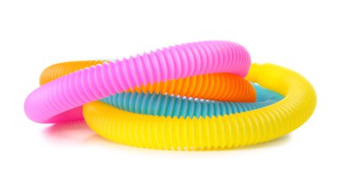 Beyaz arka planda farklı renkli pop tüpleri