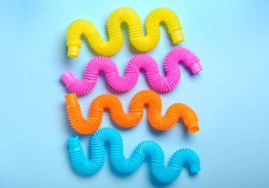 Mavi arka planda farklı renkli pop tüpleri