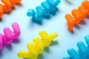 Mavi arka planda farklı renkli pop tüpleri, yakın plan