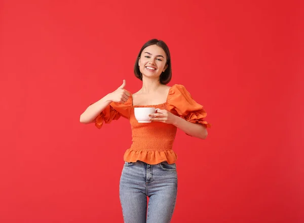 Hermosa Mujer Con Taza Café Mostrando Pulgar Hacia Arriba Fondo —  Fotos de Stock