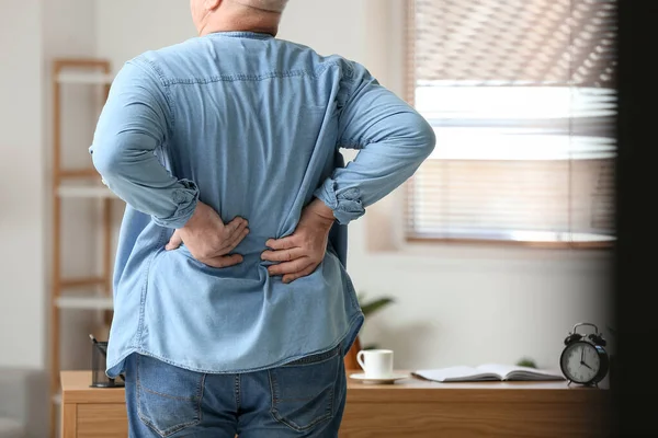 Senior Man Suffering Back Pain Table Home — Foto Stock