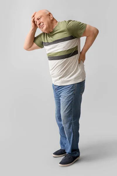 Hombre Mayor Camiseta Que Sufre Dolor Espalda Sobre Fondo Claro — Foto de Stock