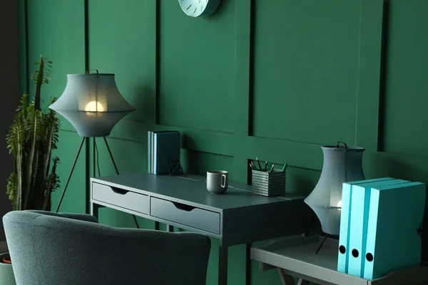 モダンな職場 ランプと緑の壁とスタイリッシュなオフィスのインテリア — ストック写真