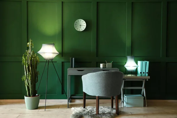 モダンな職場 輝くランプと緑の壁とスタイリッシュなオフィスのインテリア — ストック写真