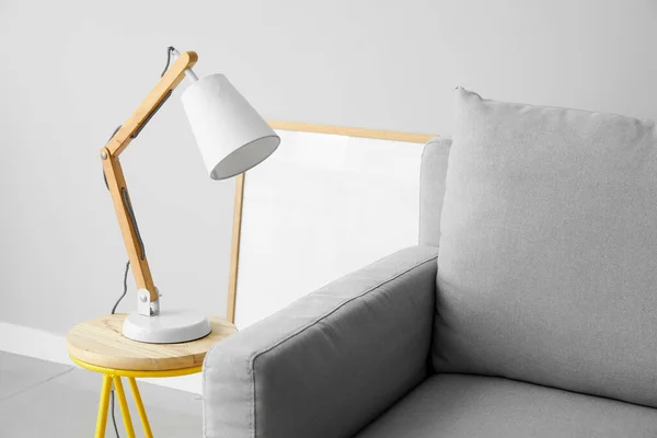 Couchtisch Mit Lampe Gestell Und Sofa Der Nähe Der Lichtwand — Stockfoto