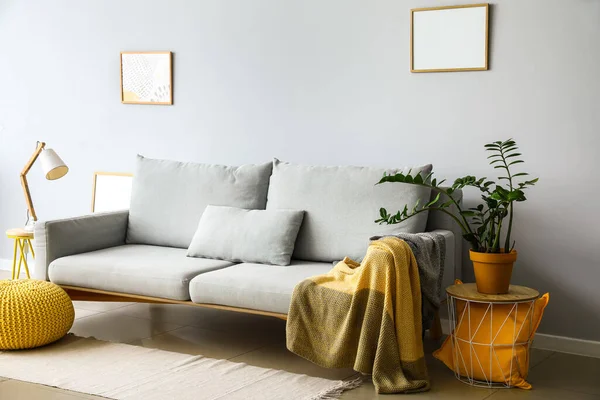 Innenraum Eines Hellen Wohnzimmers Mit Grauem Sofa Und Couchtischen — Stockfoto