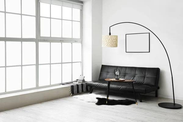 Interieur Van Lichte Woonkamer Met Zwarte Bank Tafel Lampen — Stockfoto