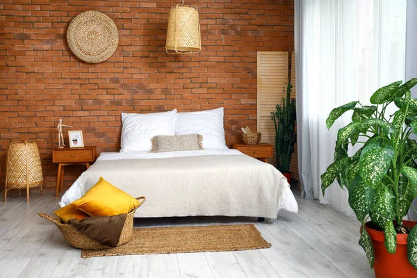 Hasır Lambaları Tuğla Duvarları Olan Şık Bir Yatak Odası — Stok fotoğraf