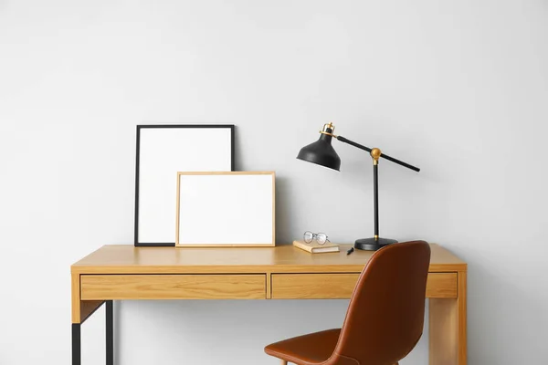 Moderne Werkplek Met Zwarte Lamp Frames Buurt Van Lichtmuur — Stockfoto