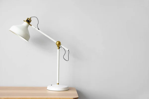 Moderne Weiße Lampe Auf Holztisch Neben Lichtwand — Stockfoto