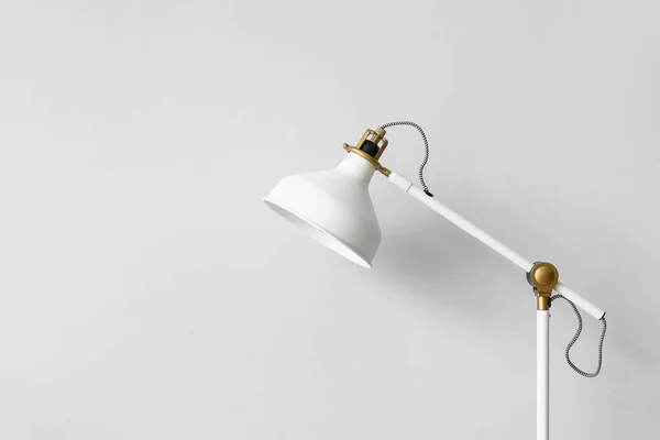 Işık Duvarının Yanında Modern Beyaz Lamba — Stok fotoğraf