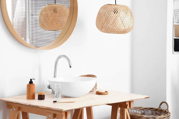 Table Avec Évier Fournitures Bain Près Mur Lumière — Photo