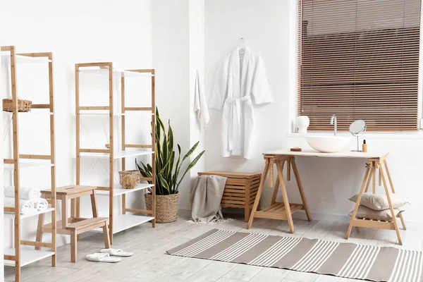 Innenraum Des Hellen Badezimmers Mit Waschbecken Regalen Und Zimmerpflanze — Stockfoto