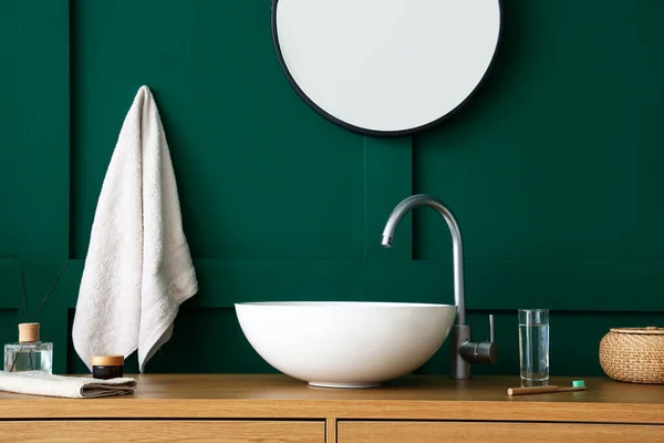 Table Sink Bath Supplies Green Wall — Stock Photo, Image