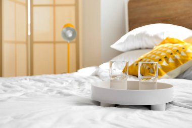 Aydınlık odada boş bardaklarla ayakta durun, yakın plan.