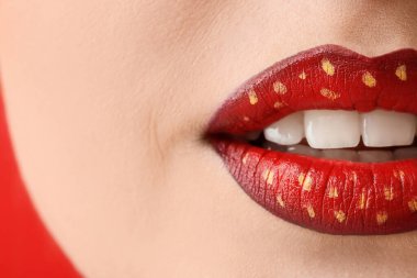 Alışılmadık makyajlı, güzel bir genç kadın.