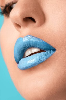 Renkli arka planda olağandışı makyajı olan güzel bir genç kadın. Yakın plan.