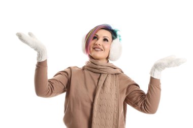 Beyaz arka planda kışlık elbiseli müsrif kadın.