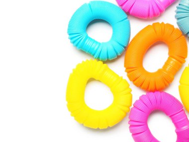 Beyaz arka planda farklı renkli pop tüpleri