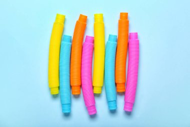 Mavi arka planda farklı renkli pop tüpleri