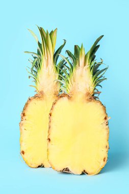 Renkli arkaplanda taze sulu ananas yarıları