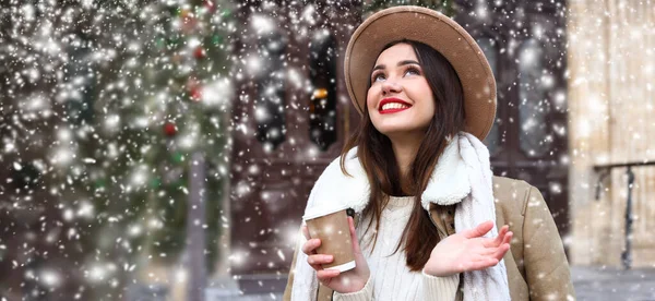 Lycklig Ung Kvinna Med Kopp Kaffe Snöig Dag — Stockfoto