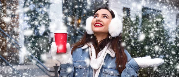 Mujer Joven Feliz Con Taza Café Día Nevado —  Fotos de Stock