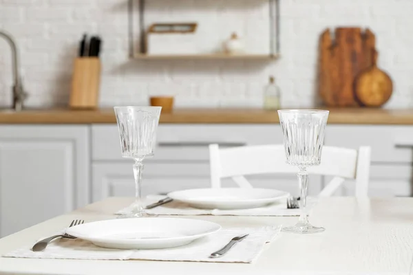 Tavolo Pranzo Con Bicchieri Vuoti Cucina — Foto Stock