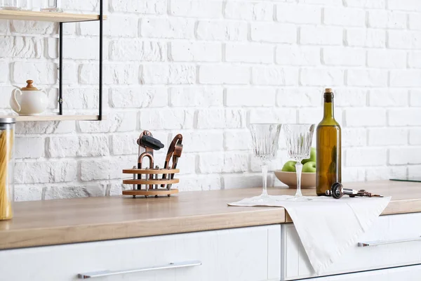 Gelas Kosong Dan Botol Anggur Meja Dapur Dekat Dinding Bata — Stok Foto