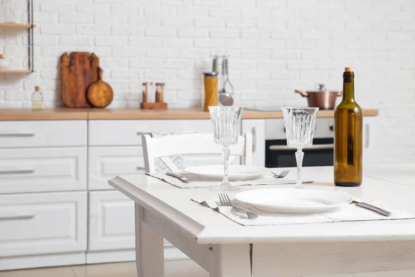 Tavolo Pranzo Con Bicchieri Vuoti Bottiglia Vino Cucina — Foto Stock