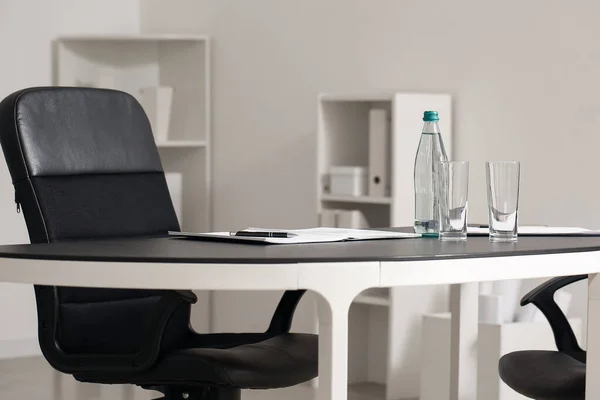 Flasche Wasser Und Gläser Auf Dem Tisch Büro — Stockfoto