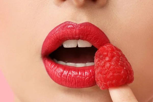 Beautiful Young Woman Stylish Makeup Raspberry Closeup — Stockfoto