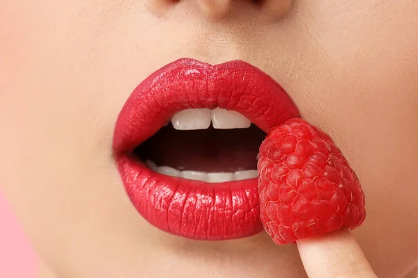 Hermosa Joven Con Maquillaje Elegante Frambuesa Primer Plano —  Fotos de Stock