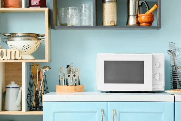 White Microwave Oven Blue Counter Stylish Kitchen — Fotografia de Stock