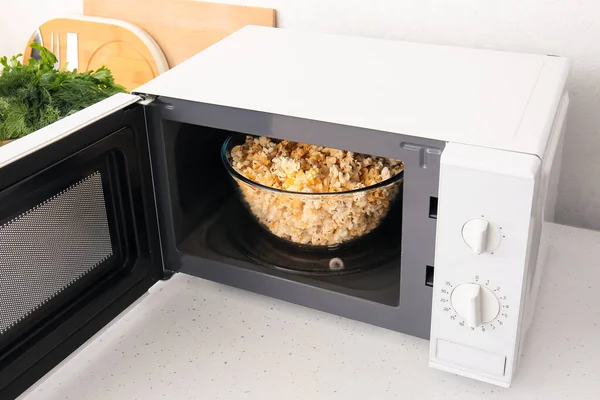 Modern Microwave Oven Bowl Popcorn Counter Light Wall — Stock Photo, Image