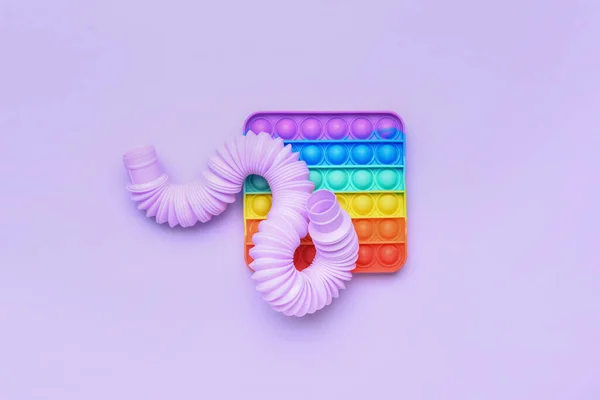 Colorido Pop Tube Pop Fidget Brinquedo Fundo Roxo — Fotografia de Stock
