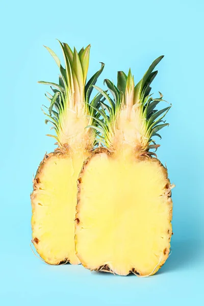 Połówki Świeżego Soczystego Ananasa Tle Koloru — Zdjęcie stockowe