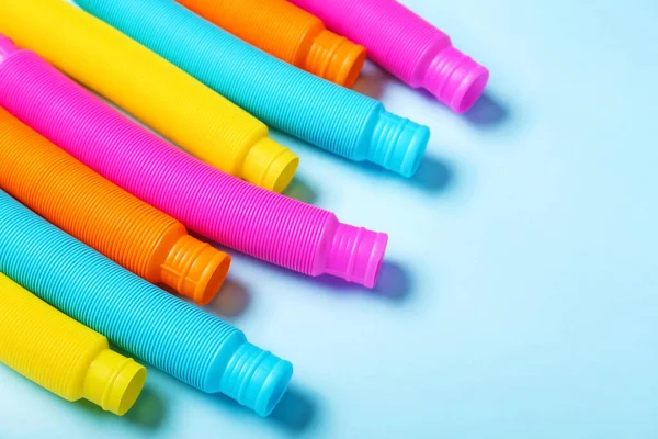 Mavi Arka Planda Farklı Renkli Pop Tüpleri Yakın Plan — Stok fotoğraf