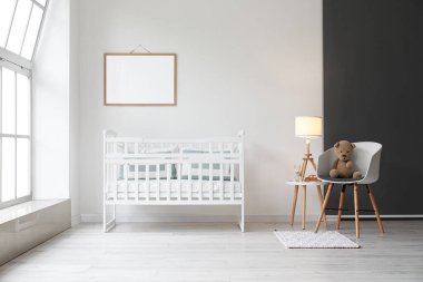 Rahat karyolası olan modern çocuk odası.