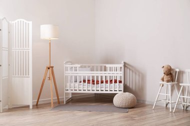 Rahat karyolası olan modern çocuk odası.