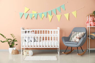 Rahat beyaz karyolası olan şık bir çocuk odası.