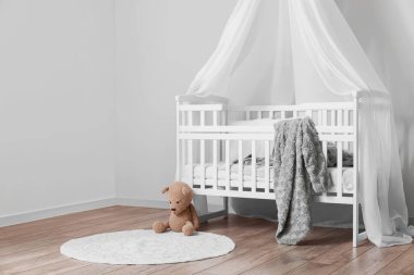 Hafif çocuk odasında kulübesi olan rahat bir beşik.