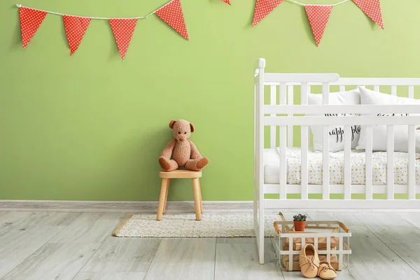 Habitación Para Niños Con Cuna Moderna Cerca Pared Color — Foto de Stock