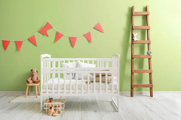 带漂亮婴儿床的儿童房的花哨装饰 — 图库照片