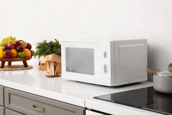 Oven Microwave Modern Dan Makanan Meja Dekat Dinding Cahaya — Stok Foto