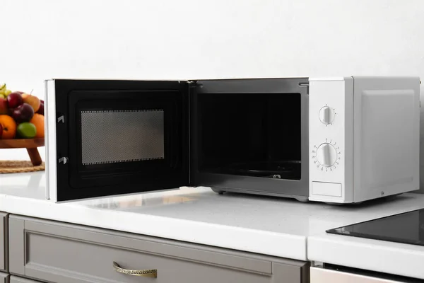 Buka Oven Microwave Dekat Dinding Cahaya — Stok Foto