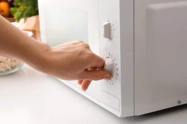 Wanita Menyesuaikan Oven Microwave Putih Dapur — Stok Foto