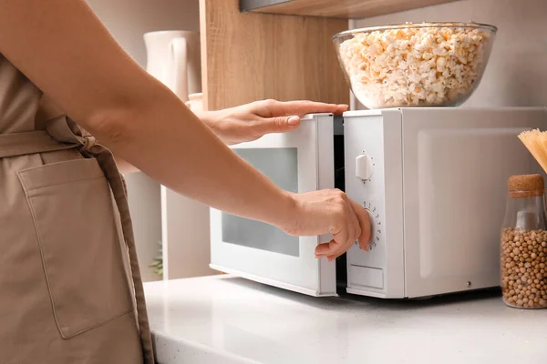 Ibu Rumah Tangga Menyesuaikan Oven Microwave Putih Dapur Closeup — Stok Foto