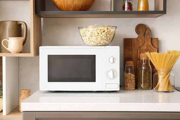 Moderne Mikrowelle Mit Schüssel Popcorn Auf Der Theke Der Küche — Stockfoto